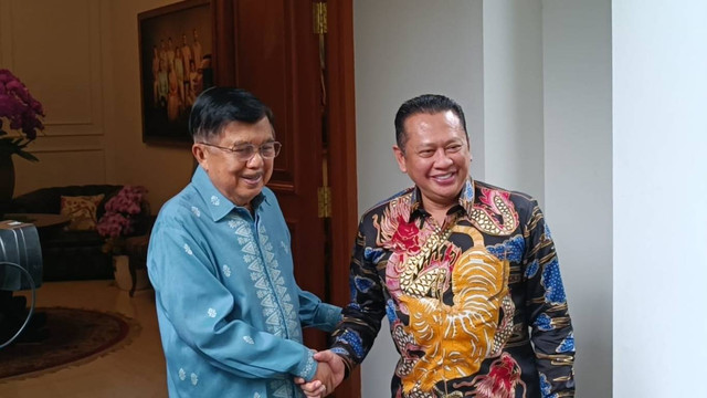 Ketua MPR RI Bambang Soesatyo (Bamsoet) sambangi kediaman Jusuf Kalla di Brawijaya 6, Jakarta Selatan, Rabu (22/5/2024). Foto: Thomas Bosco/kumparan