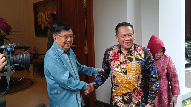 Ketua MPR RI Bambang Soesatyo (Bamsoet) sambangi kediaman Jusuf Kalla di Brawijaya 6, Jakarta Selatan, Rabu (22/5/2024). Foto: Thomas Bosco/kumparan