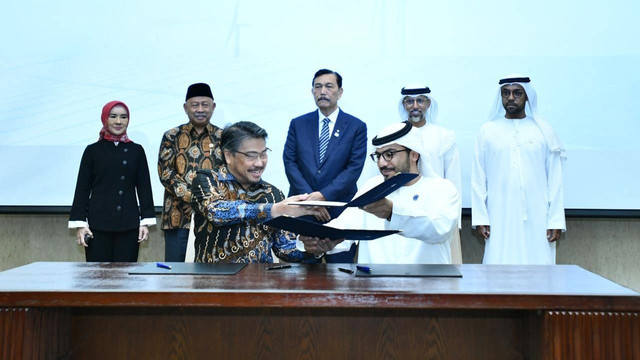 Pertamina NRE John Anis dan Direktur Pengembangan dan Investasi Masdar Abdulla Zayed menandatangani kerja sama pengembangan PLTS dan PLTB di Indonesia dan negara lainnya memiliki potensi di sela-sela acara di sela-sela acara World Water Forum. Foto: Dok. Pertamina NRE