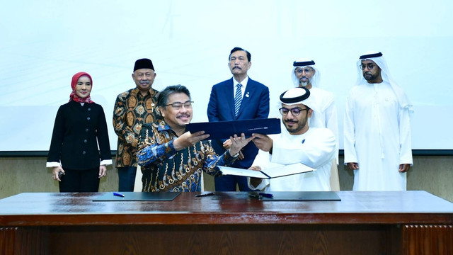 Pertamina NRE John Anis dan Direktur Pengembangan dan Investasi Masdar Abdulla Zayed menandatangani kerja sama pengembangan PLTS dan PLTB di Indonesia dan negara lainnya memiliki potensi di sela-sela acara di sela-sela acara World Water Forum. Foto: Dok. Pertamina NRE