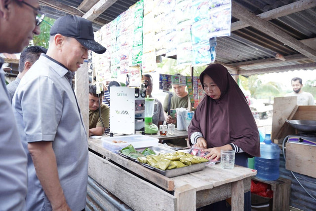 Mayjen TNI Purn Andi Sumangerukka berkunjung ke pasar tradisional di Kolaka Utara.
