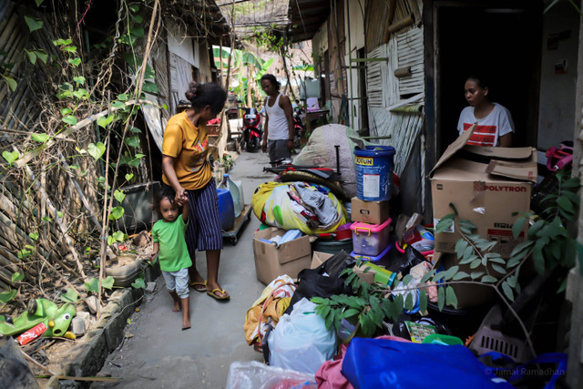 Warga Kampung Susun Bayam beraktivitas di hunian sementara di Jalan Tongkol, Pademangan, Jakarta, Rabu (22/5/2024). Foto: Jamal Ramadhan/kumparan