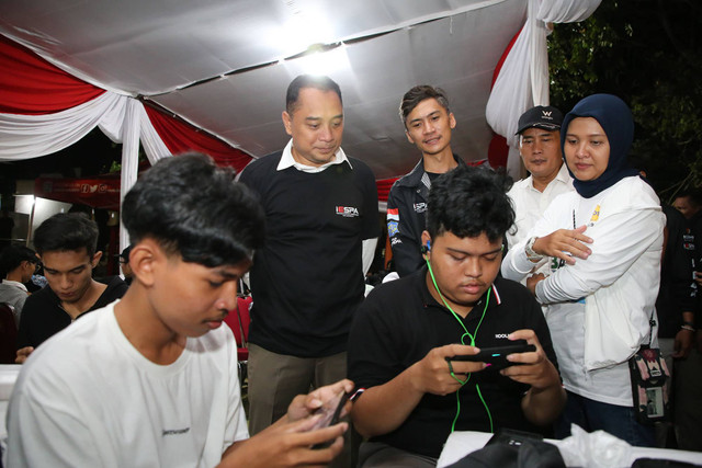 Wali kota Surabaya saat meninjau gelaran pesta pora. Foto: Diskominfo Surabaya