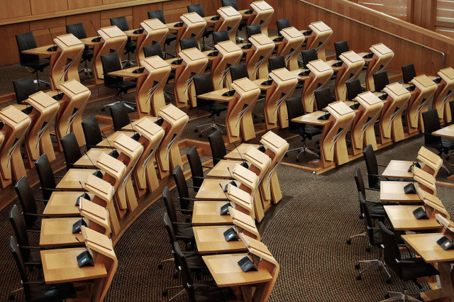 Ilustrasi ruang rapat DPR. Sumber: https://www.freepik.com/free-photo/horizontal-shot-desks-inside-scottish-parliament-building_10303619.htm