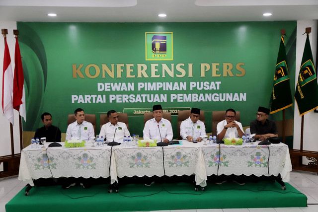 Plt Ketua Umum Partai Persatuan Pembangunan (PPP) Muhammad Mardiono (tengah) pada konferensi pers Menanggapi sikap Mahkamah Konstitusi terkait gugatan PHPU PPP di Kantor DPP PPP, Jakarta, Rabu (22/5/2024). Foto: Jamal Ramadhan/kumparan