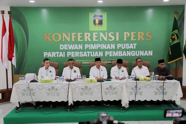 Plt Ketua Umum Partai Persatuan Pembangunan (PPP) Muhammad Mardiono (tengah) pada konferensi pers Menanggapi sikap Mahkamah Konstitusi terkait gugatan PHPU PPP di Kantor DPP PPP, Jakarta, Rabu (22/5/2024). Foto: Jamal Ramadhan/kumparan