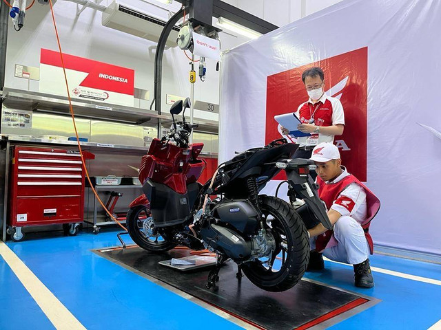 Salah satu peserta teknisi Honda Asia & Oceania Motorcycle Technician Skill Contest 2023 asal Indonesia di Bangkok, Thailand. (23-24/5) Foto: Sena Pratama/kumparan