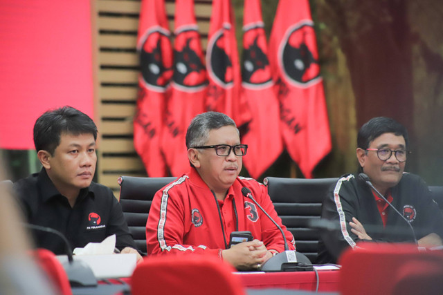 Sekjen PDI Perjuangan (PDIP), Hasto Kristiyanto didampingi jajaran memberikan keterangan pers menjelang pelaksanaan Rakernas V PDIP di Kantor DPP PDIP, Menteng, Jakarta Pusat, Rabu (22/5/2024). Foto: Jamal Ramadhan/kumparan