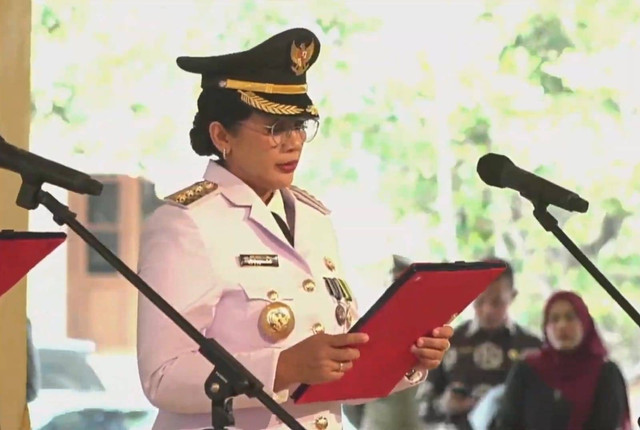 Pj Bupati Kulon Progo, Srie Nurkyatsiwi, saat membacakan pakta integritas pelantikan Pj Bupati Kulon Progo di Bangsal Kepatihan Yogyakarta, Rabu (22/5). Foto: Pemda DIY
