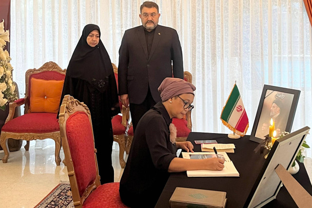 Menlu Retno Marsudi Menandatangani Buku Duka di Kediaman Dubes Iran, Jakarta, Rabu (22/5/2024). Foto: Tiara Hasna/kumparan