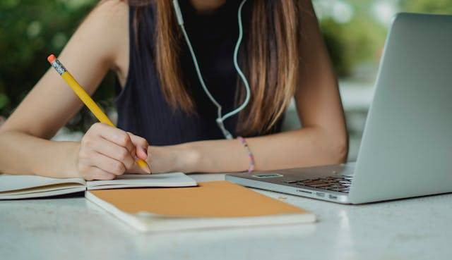 https://www.pexels.com/id-id/foto/wanita-laptop-buku-catatan-pensil-5538622/