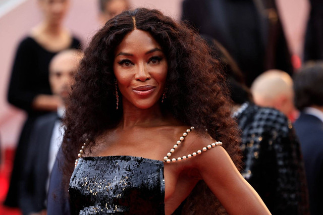 Naomi Campbell menghadiri Cannes Film Festival 2024 mengenakan gaun lawas dari brand Chanel. Foto: AFP/Valery Hache