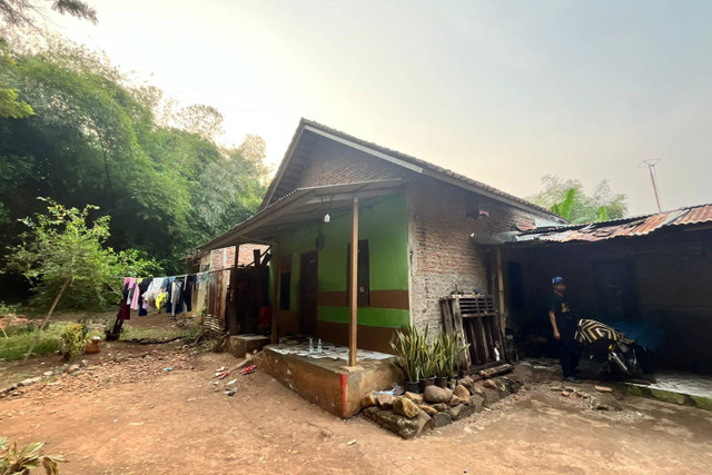 Polisi Menggeledah Rumah Pegi, DPO Terduga Pelaku Pembunuhan Vina dan Eki di Cirebon, Jawa Brat, Rabu (22/5/2024). Foto: Dok. kumparan