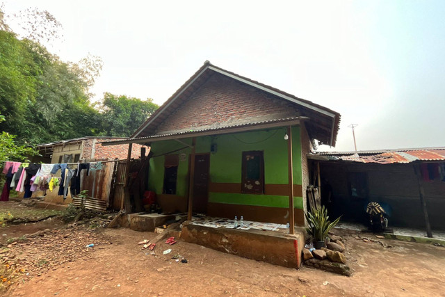 Polisi Menggeledah Rumah Pegi, DPO Terduga Pelaku Pembunuhan Vina dan Eki di Cirebon, Jawa Brat, Rabu (22/5/2024). Foto: Dok. kumparan