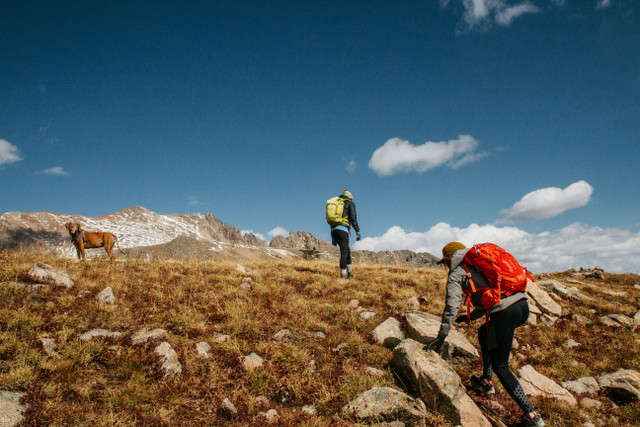 Ilustrasi Cara Mencuci Sepatu Hiking. Sumber: Unsplash