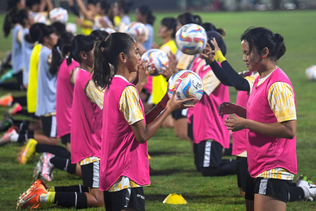 Sejumlah pesepak bola Timnas putri Indonesia berlatih saat pemusatan latihan (TC) di Lapangan ABC, Senayan, Jakarta, Rabu (22/5/2024). Foto: M Risyal Hidayat/ANTARA FOTO