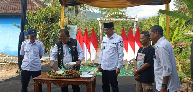 Prosesi potong tumpeng di lokasi pengaspalan jalan Taman Nasional Meru Betiri (TNMB). Foto: Dok. Istimewa