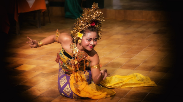 Ilustrasi penggunaan hiasan kepala pada tarian dari Bali berfungsi sebagai. Sumber foto: Pixabay/lil_foot_