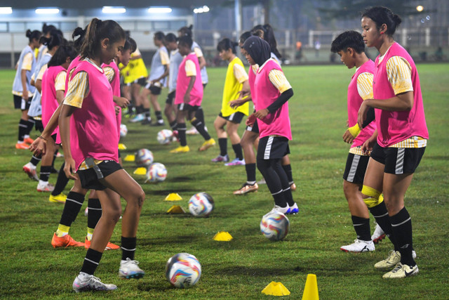 Pemain Timnas wanita Indonesia berlatih saat pemusatan latihan (TC) di Lapangan ABC, Senayan, Jakarta, Rabu (22/5/2024). Foto: M Risyal Hidayat/ANTARA FOTO