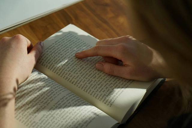 Ilustrasi contoh soal argumentative text. Sumber: Unsplash/Thought Catalog
