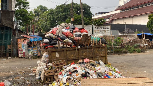 Tumpukan sampah di sekitaran pasar kebon kembang, Kota Bogor. Foto: kumparan