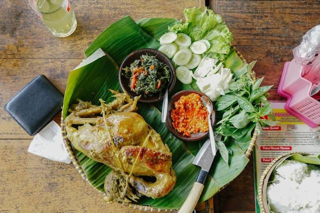 Menu Sambal Bakar Iben. Foto hanyalah ilustrasi, bukan tempat sebenarnya. Sumber: unsplash/Keriliwi.