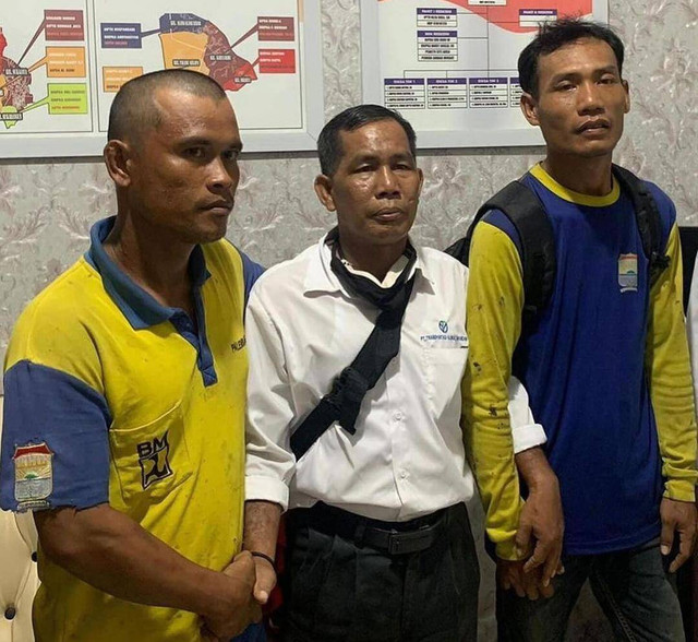 Dua pekerja jalan Dinas PUPR Palembang bernama Hermanyah dan Zulkifli dan sopir Feeder LRT Palembang Rusli berakhir damai, Foto : ist