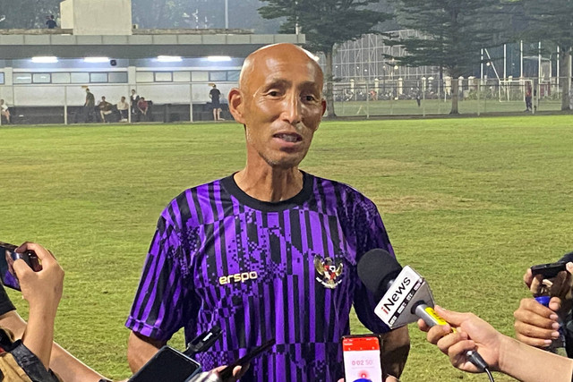 Pelatih Timnas Wanita Indonesia Satoru Mochizuki usai memimpin sesi latihan di Lapangan ABC, Senayan, Jakarta, Kamis (22/5/2024). Foto: Antika Fahira/kumparan