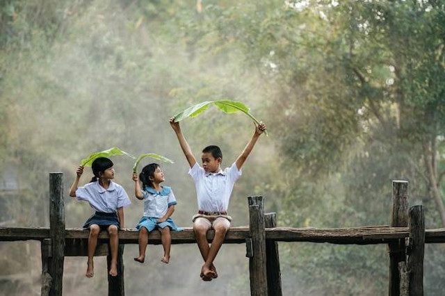 Ilustrasi : https://www.freepik.com/free-photo/asian-boy-little-girls-sitting-wooden-bridge-joyful-playing-with-banana-leaves-head-smile-laughting-with-funny-together-copy-space-rural-scene-style-concept_22818969.htm#fromView=image_search_similar&page=1&position=0&uuid=6227278a-235a-4d71-92cc-0b36900e8174