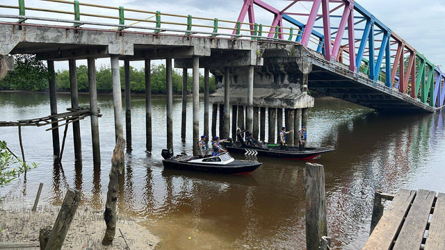 Jembatan Sungai Perumbi di Kecamatan Tebingtinggi Barat, Kepulauan Meranti, Riau, ambruk. Foto: Dok. Istimewa