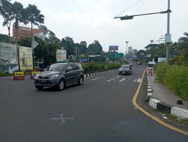 Satlantas Polres Bogor menerapkan sistem one way dari arah Puncak menuju Jakarta, Kamis (23/5) siang. dok: kumparan