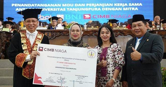 Penandantanganan MoU antara CIMB Niaga dan Universitas Tanjungpura Pontianak. Foto: Dok. Istimewa