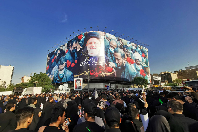 Para pelayat menghadiri pemakaman Presiden Iran Ebrahim Raisi, di Teheran, Iran, Rabu (22/5/2024). Foto: Atta Kenare/AFP