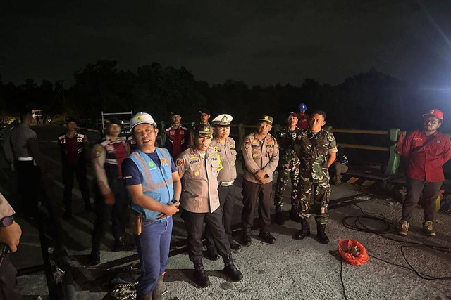 Polres Kepulauan Meranti berjaga di lokasi Jembatan Sungai Perumbi, Kepri, yang ambruk. Foto: Dok. Polres Kepulauan Meranti