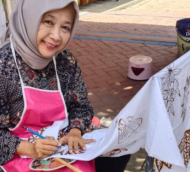 Dosen di Surabaya Ajari Ibu RT Raup Cuan dengan Membatik