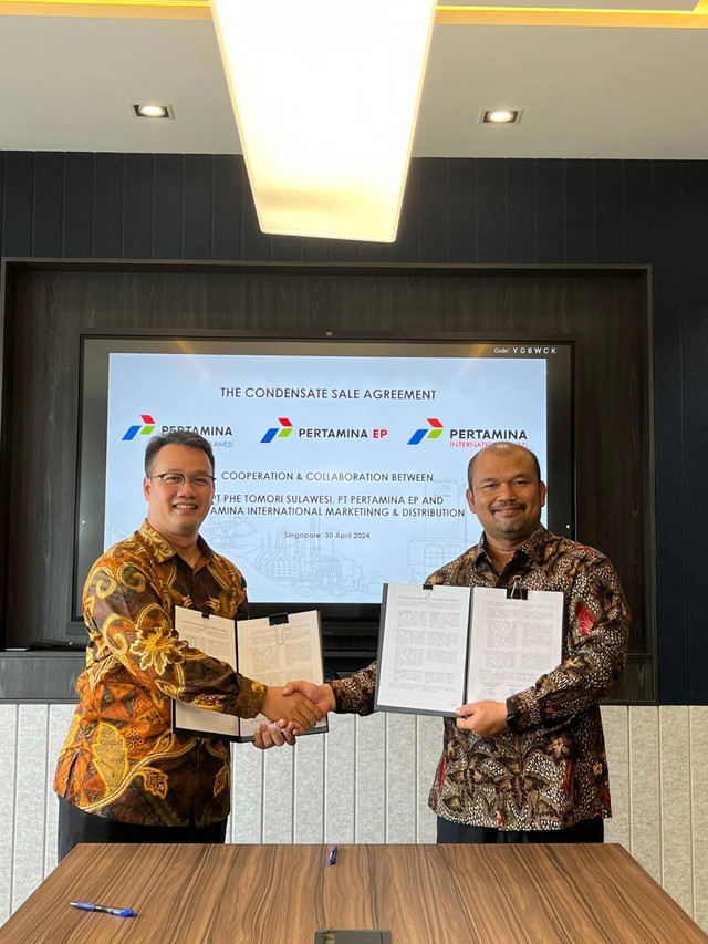 Penandatanganan perjanjian jual beli kondensat Senoro yang dilakukan PT PHE Tomori Sulawesi (PHE TS) & PT Pertamina EP (PEP) di Pertamina International Marketing & Distribution Pte Ltd (PIMD) yakni di One Raffles Place, Singapura, Rabu (22/5/2024). Foto: Pertamina