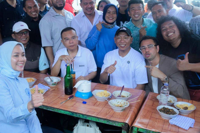 Bakal Calon Gubernur Lampung Rahmat Mirzani Djausal menyantap sarapan bubur bersama Raffi Ahmad dan Komika Marshel Widianto di Bandar Lampung pada Kamis (23/5) | Foto : RMD Media