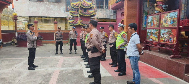 Personel dari Polresta Bandar Lampung saat melakukan apel untuk pengamanan hari raya waisak di Vihara. | Foto: Dok Humas Polresta Bandar Lampung