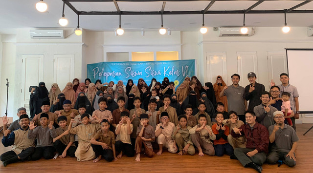 Foto Bersama Seluruh Siswa Kelas 6 beserta Guru SDIT Tunas Ilmu (Dok. SDIT Tunas Ilmu Tanjungpinang)