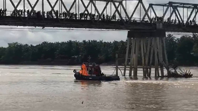 Kapal angkutan batu bara di Jambi, dilempar bom molotov. Foto: Dok. Istimewa