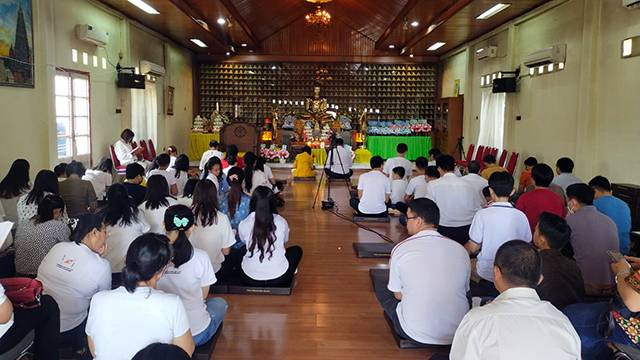 Suasana ibadah Puja Bakti Hari Suci Waisak 2568 BE di Vihara Dhammadipa Manado, Kamis (23/5).