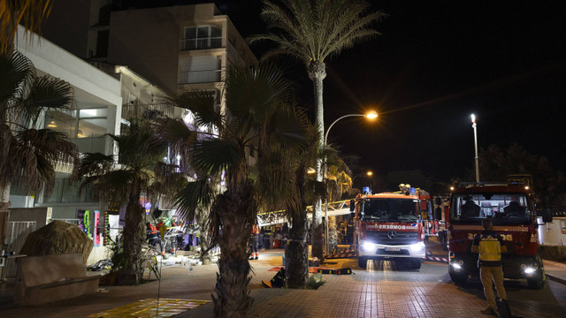 Sejumlah petugas berada di sebuah restoran dua lantai runtuh yang menewaskan empat orang dan melukai sedikitnya 17 orang di selatan ibu kota pulau Mediterania Spanyol Palma de Mallorca, pada 23 Mei 2024. Foto: JAIME REINA / AFP