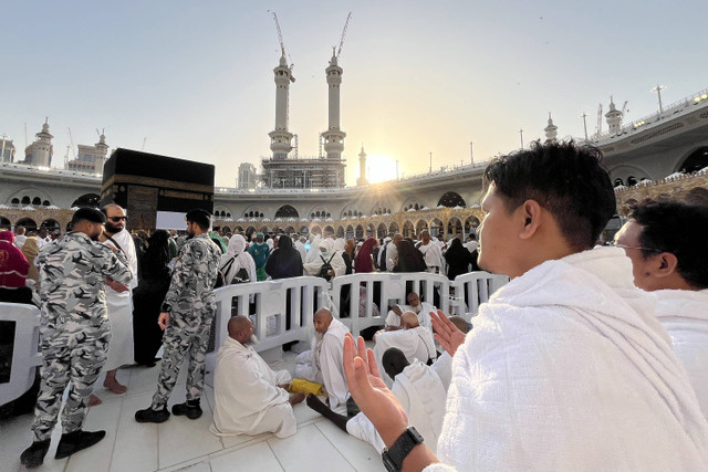 Calon jemaah haji Indonesia memanjatkan doa di Masjidil Haram, Makkah, Arab Saudi, Kamis (23/5/2024). Foto: ANTARA FOTO/Sigid Kurniawan