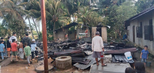 Rumah warga di Desa Sungai Duri 2 Mempawah ludes terbakar. Foto: M. Zain/Hi!Pontianak