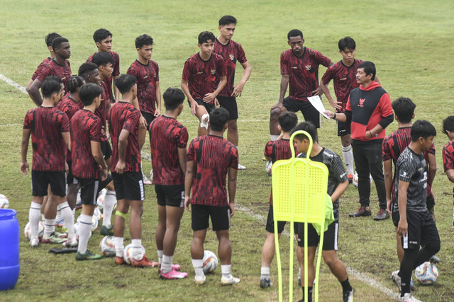 Sejumlah pesepak bola Timnas U-20 menjalani latihan di Lapangan ABC, Kompleks Gelora Bung Karno, Senayan, Jakarta, Jumat (24/5/2024). Foto: ANTARA FOTO/Hafidz Mubarak A