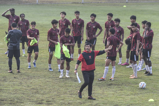 Pelatih Timnas U-20 Indra Sjafri (tengah) memberikan instruksi saat memimpin latihan di Lapangan ABC, Kompleks Gelora Bung Karno, Senayan, Jakarta, Jumat (24/5/2024). Foto: ANTARA FOTO/Hafidz Mubarak A