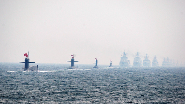 Empat kapal selam Angkatan Laut Tiongkok (kiri) dan kapal perang. Foto: AFP