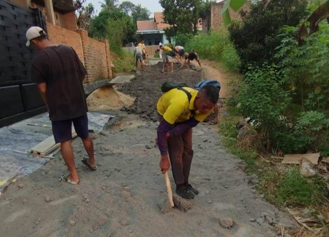 Warga Desa Sumbersari, Hajimena, Natar, Lampung Selatan perbaiki sendiri jalan yang rusak | Foto: ist