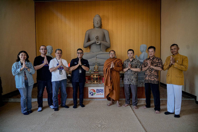 BRI salurkan bantuan dalam rangka memperingati Hari Raya Waisak. Foto: Dok. BRI