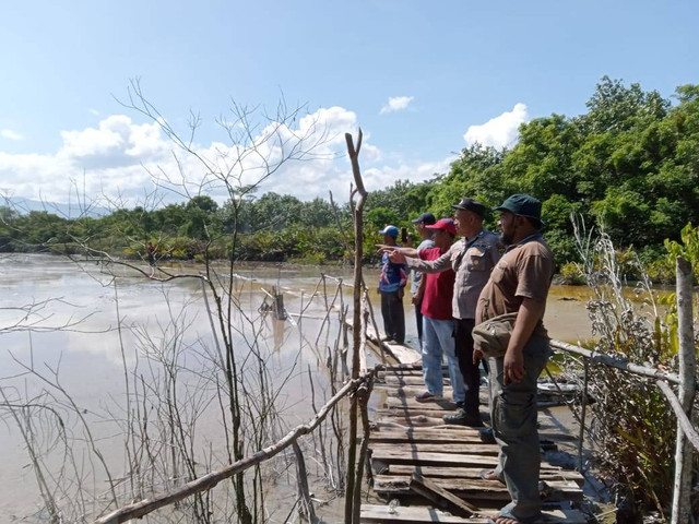 Anggota Polsek Bandar Negeri Suoh saat mengecek lokasi meletusnya Kawah Nirwana di Suoh, Lampung Barat. | Foto: Dok Polres Lampung Barat